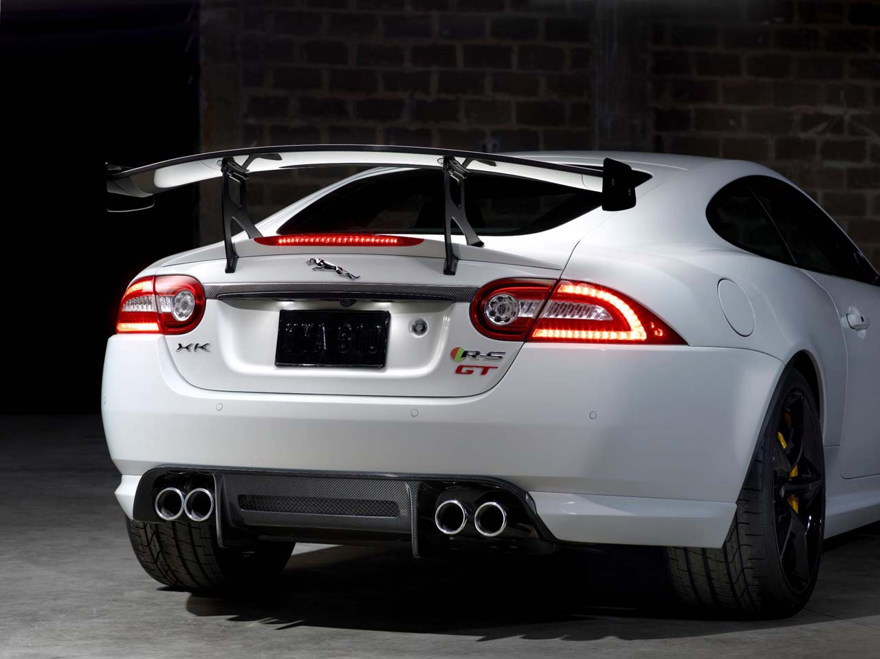 http://www.diseno-art.com/news_content/wp-content/uploads/2013/03/Jaguar-XKR-S-GT-10.jpg