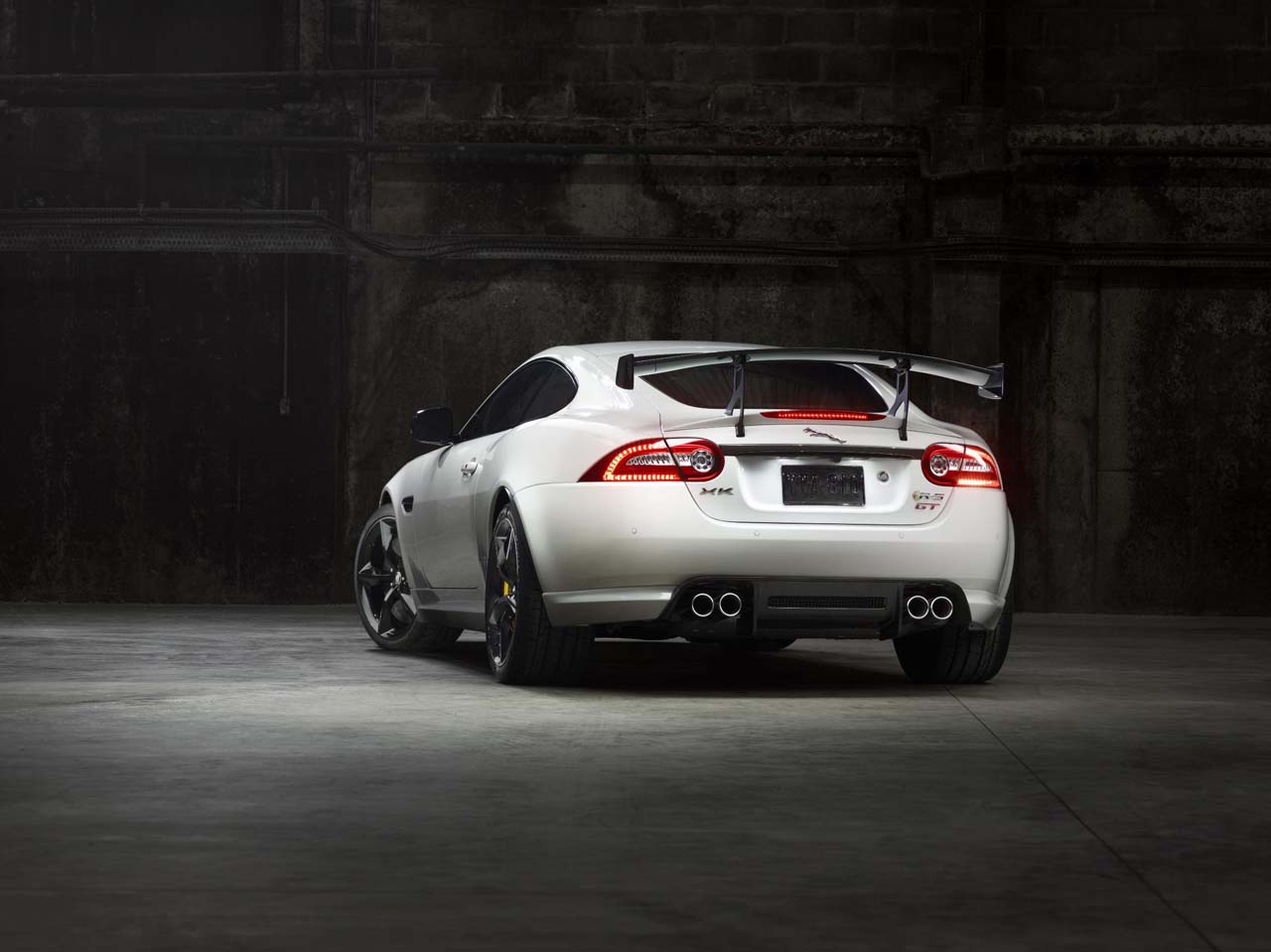 http://www.diseno-art.com/news_content/wp-content/uploads/2013/03/Jaguar-XKR-S-GT-5.jpg