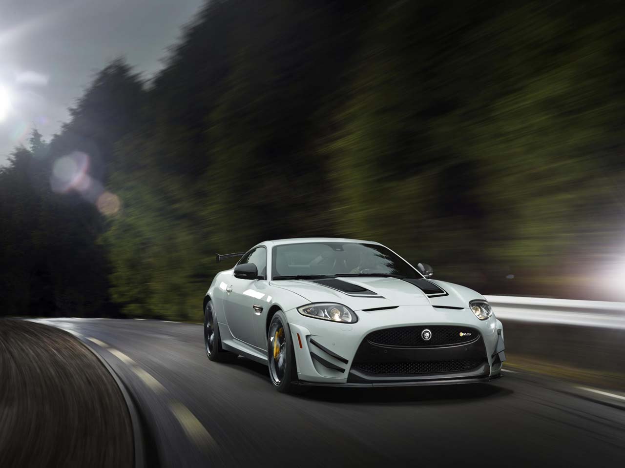 http://www.diseno-art.com/news_content/wp-content/uploads/2013/03/Jaguar-XKR-S-GT-7.jpg