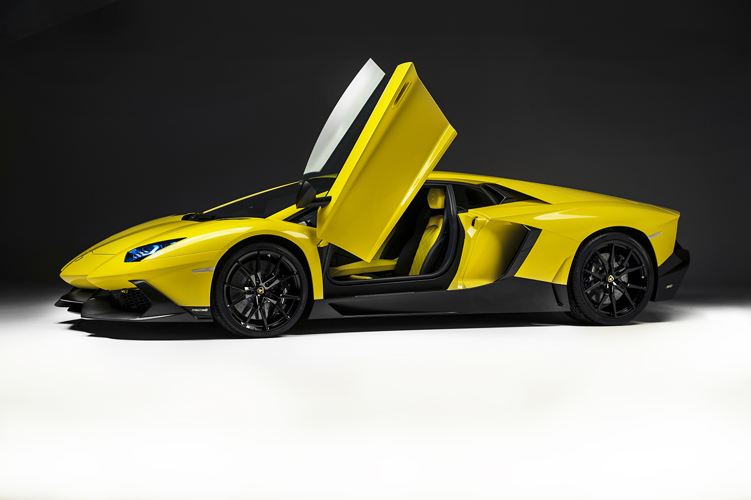 http://www.diseno-art.com/news_content/wp-content/uploads/2013/04/Lamborghini-Aventador-LP-720-4-50-Anniversario-4.jpg