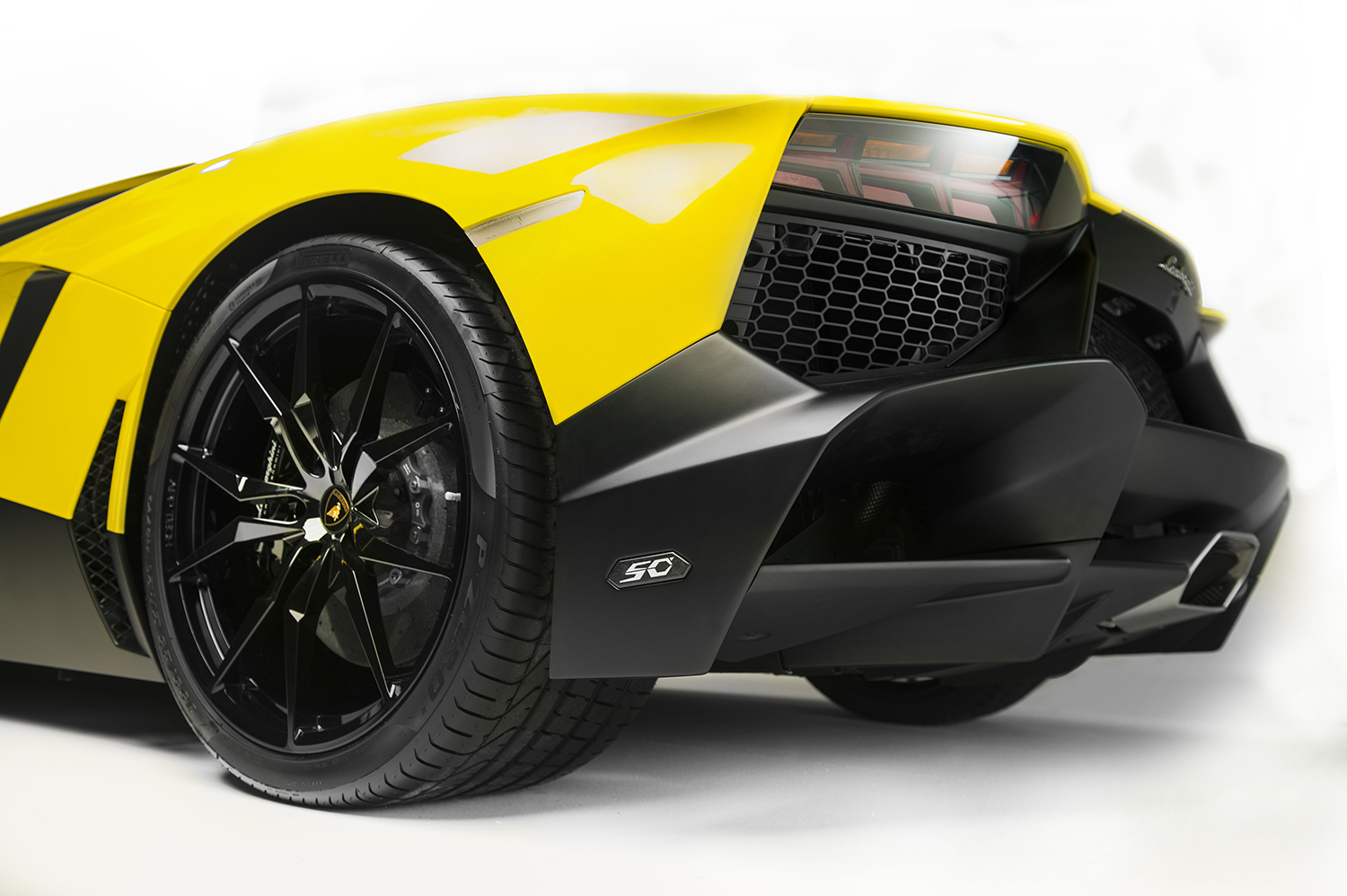 http://www.diseno-art.com/news_content/wp-content/uploads/2013/04/Lamborghini-Aventador-LP-720-4-50-Anniversario-8.jpg